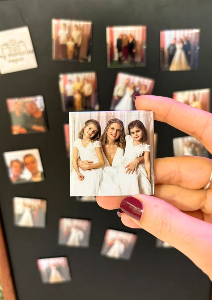 Invitée tenant son magnet souvenir personnalisé après un mariage — cadeau d'invité unique fabriqué en direct par My Memories Magnet, animation magnet premium et souvenir mariage durable pour le frigo