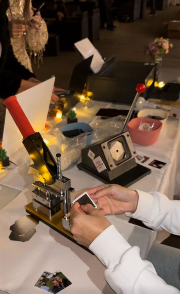 Fabrication d'un magnet personnalisé en live pendant un mariage — prestataire animation événement avec photobooth magnétique premium, finition photo labo, magnet souvenir fabriqué en direct devant les invités