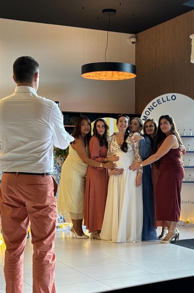 Invités d'un mariage prenant des photos souvenir avec leur téléphone — animation interactive premium, alternative photobooth nouvelle génération pour capture des moments de la cérémonie et de la fête