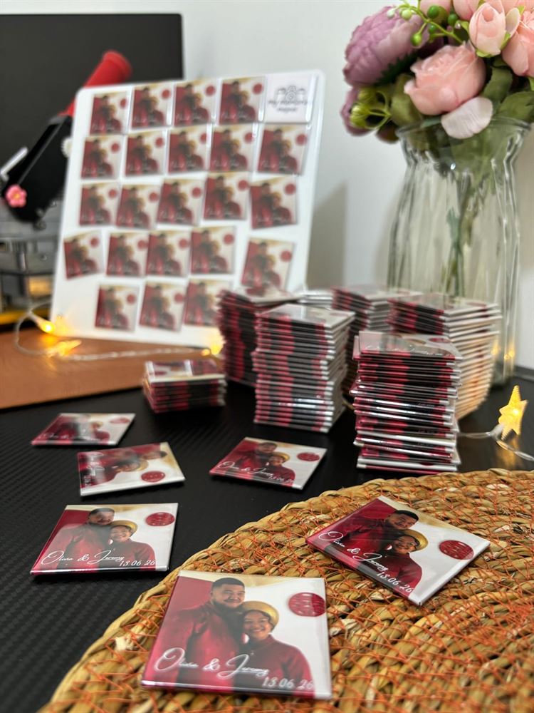 Magnets personnalisés My Memories Magnet en commande directe — cadeau d'invité élégant pour mariage, baptême, anniversaire ou événement d'entreprise, alternative photobooth livrée prête à offrir