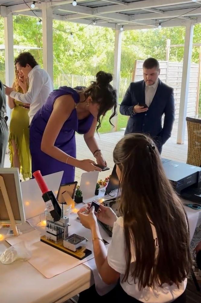 Invité scannant le QR code My Memories Magnet pour envoyer sa photo via WhatsApp — animation magnet mariage en live, photobooth digital sans application, prestataire événement original