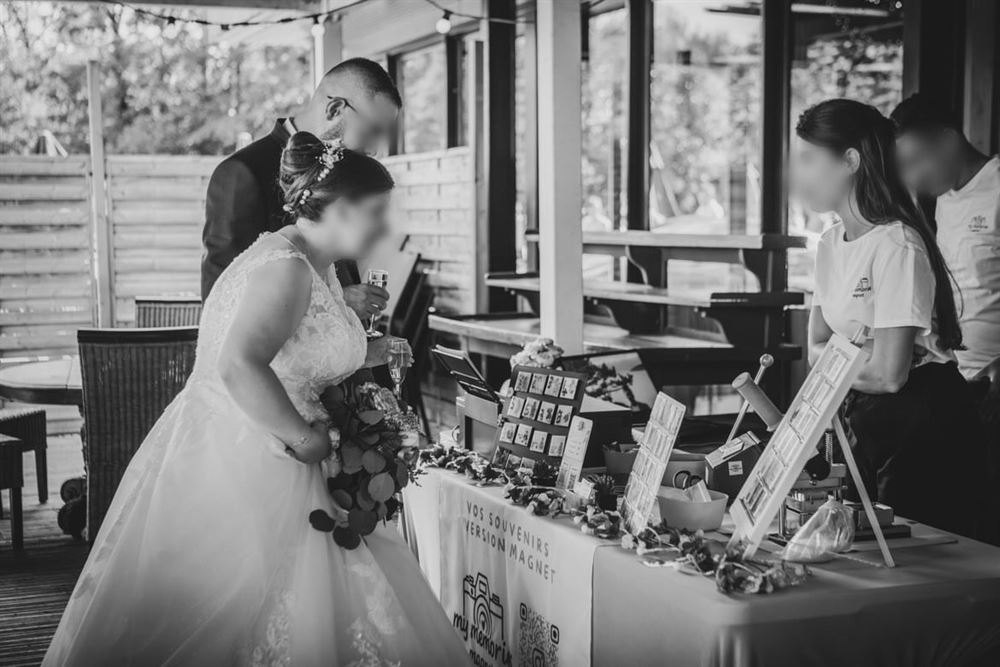 Mariée découvrant le stand My Memories Magnet — prestataire animation mariage avec magnets personnalisés, alternative originale et premium au photobooth classique pour cadeau invité souvenir